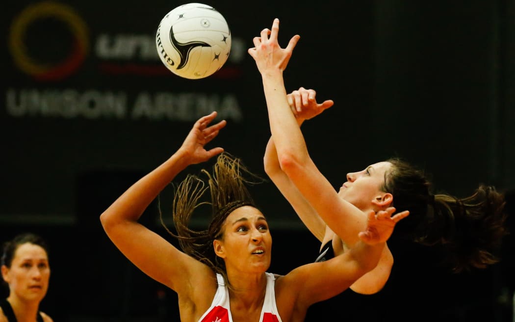 England's Geva Mentor and Silver Fern Bailey Mes clash in Rotorua in 2014.