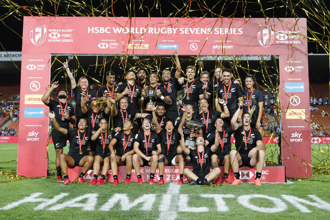 New Zealand celebrate winning the men's women's titles in Hamilton.