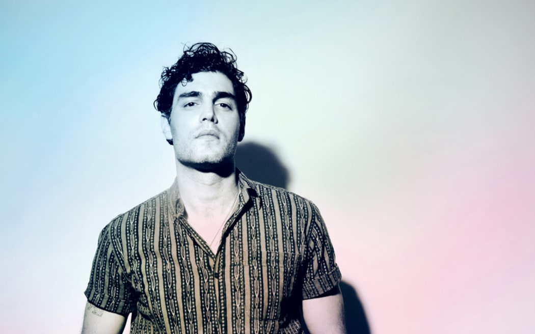 Daughn Gibson, chiselled crooner on pink and blue pastel gradient