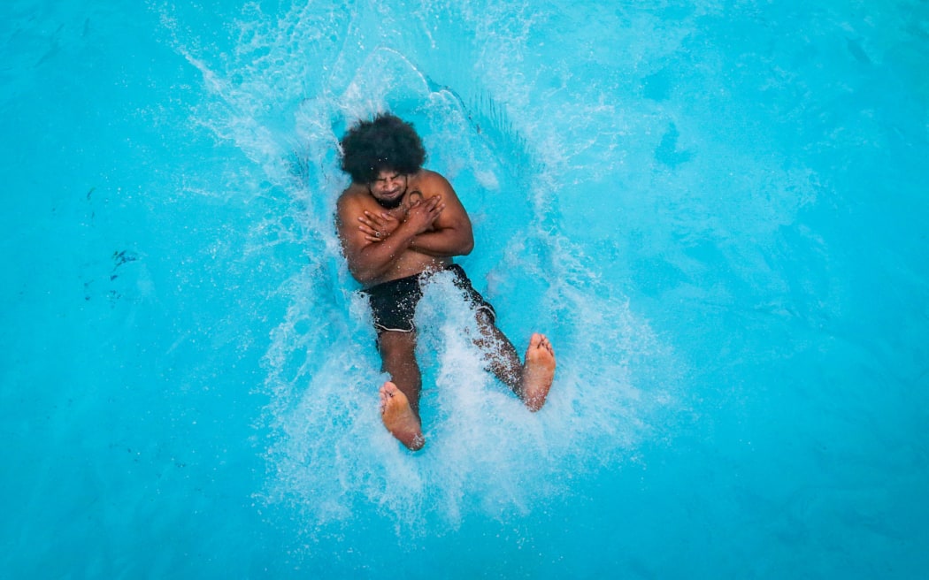 Peleti Oli demonstrating the art of the manu at Havelock North Village pool.