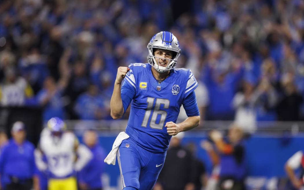 底特律雄獅隊 16 號球員賈里德·高夫 (Jared Goff) 在福特球場對陣洛杉磯公羊隊的 NFL 外卡季後賽橄欖球比賽中觸地得分後慶祝。