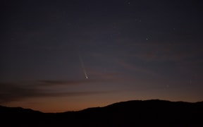 (FILES) Comet C2023 A3 Tsuchinshan-Atlas is seen over the hills near the village of Aguas Blancas, Lavalleja Department, Uruguay, at dawn on September 28, 2024. - Back after crossing the Sun, comet Tsuchinshan-ATLAS will be visible from Earth from all over the northern hemisphere on October 12, 2024, evening and for ‘around ten days’, continuing its journey that began millions of years ago. (Photo by Mariana SUAREZ / AFP)