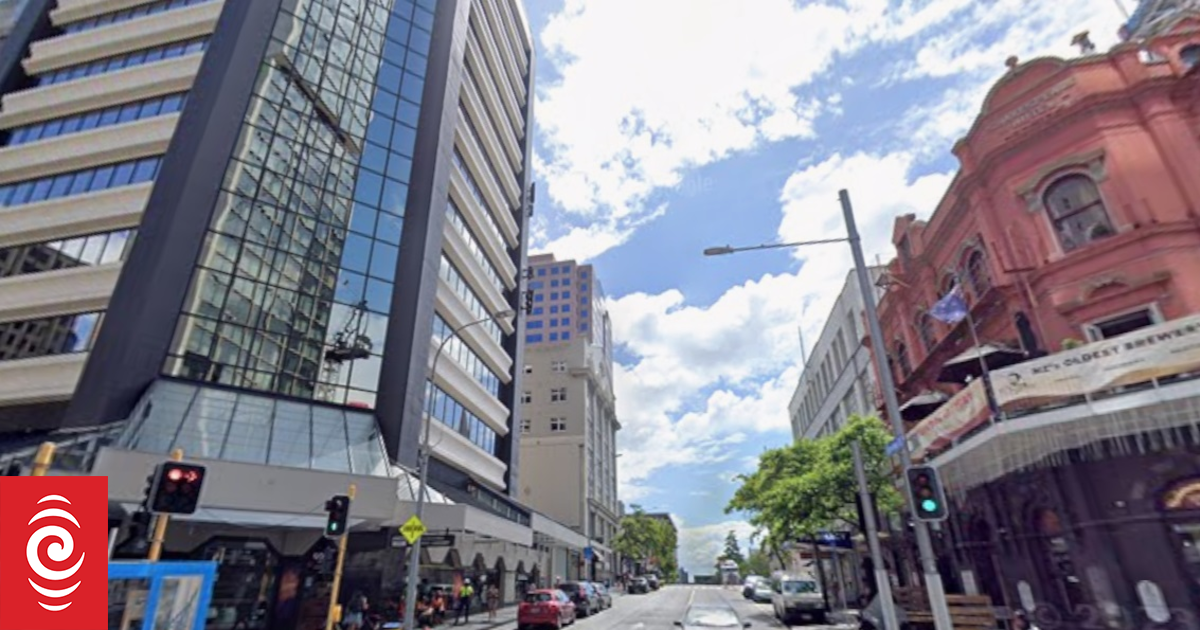 Glass window falls from central Auckland building | RNZ News