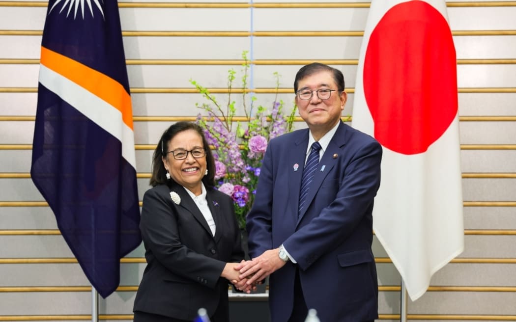 President Hilda Heine, left, with Prime Minister Ishiba Shigeru.