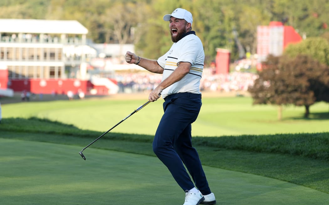 Shane Lowry of Team Europe makes his putt to halve the hole and retain the Ryder Cup on the 18th green during the Sunday singles matches of the 2025 Ryder Cup at the Bethpage Black course in New York, September 28, 2025. (Photo by Richard HEATHCOTE / GETTY IMAGES NORTH AMERICA / Getty Images via AFP)