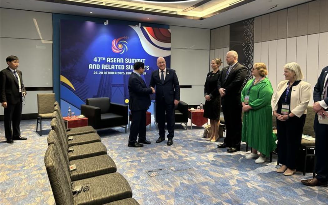 NZ Prime Minister Christopher Luxon with Vietnamese PM Pham Minh Chinh.