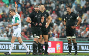 Jérôme Garcès dismisses Sonny Bill Williams with a red card following a shoulder charge.