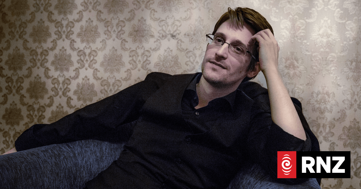 Putin grants Russian citizenship to US whistleblower Snowden | RNZ News