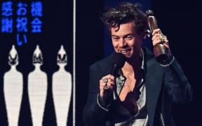 British singer Harry Styles celebrates after receiving the album of the year award for "Harry's House" during BRIT Awards 2023  ceremony and live show in London on February 11, 2023. (Photo by Ben Stansall / AFP) / RESTRICTED TO EDITORIAL USE – NO POSTERS – NO MERCHANDISE– NO USE IN PUBLICATIONS DEVOTED TO ARTISTS