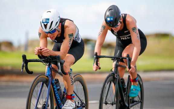 Andrea Hansen (L) and Hannah Howell (R) during 2022 Oceania Triathlon Cup Mount Maunganui at Marine Parade in Mount Maunganui, New Zealand on Sunday April 03, 2022.