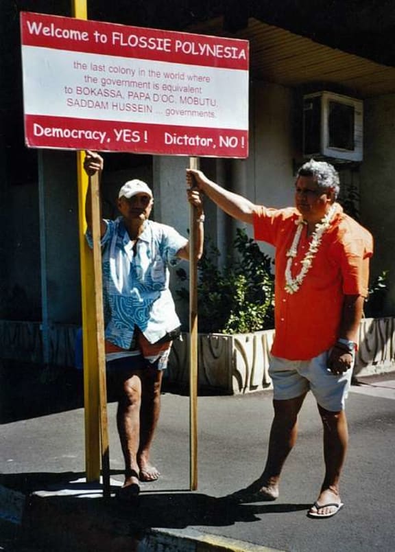 Yves Conroy (orange shirt) in a 2003 protest against Gaston Flosse, in Papeete.