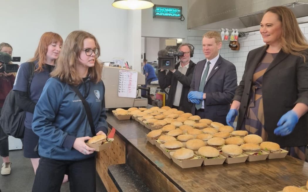 Chris Hipkins and Carmel Sepuloni serve up burgers at Waitara High School.