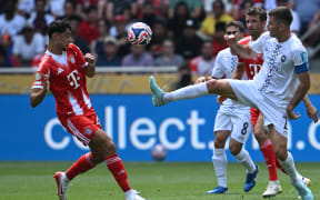 Bayern Munich's midfielder Aleksandar Pavlovic fights for the ball with Auckland City's Mario Ilich during the Club World Cup 2025.