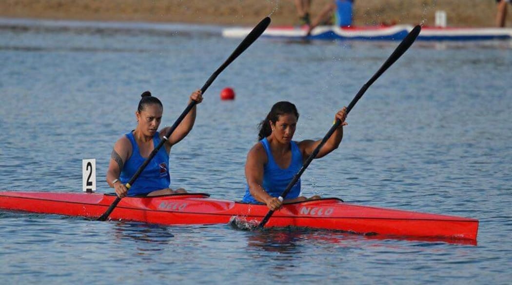 Sisters Bridget (left) and Anne Cairns (right) paddling in the 2016 Oceania qualifier