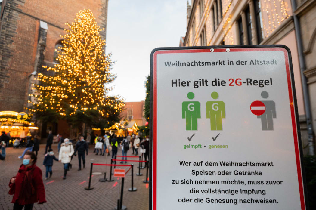 A sign at a Christmas market in Hanover, indicating only vaccinated or recovered people (2G) are served at the stalls.