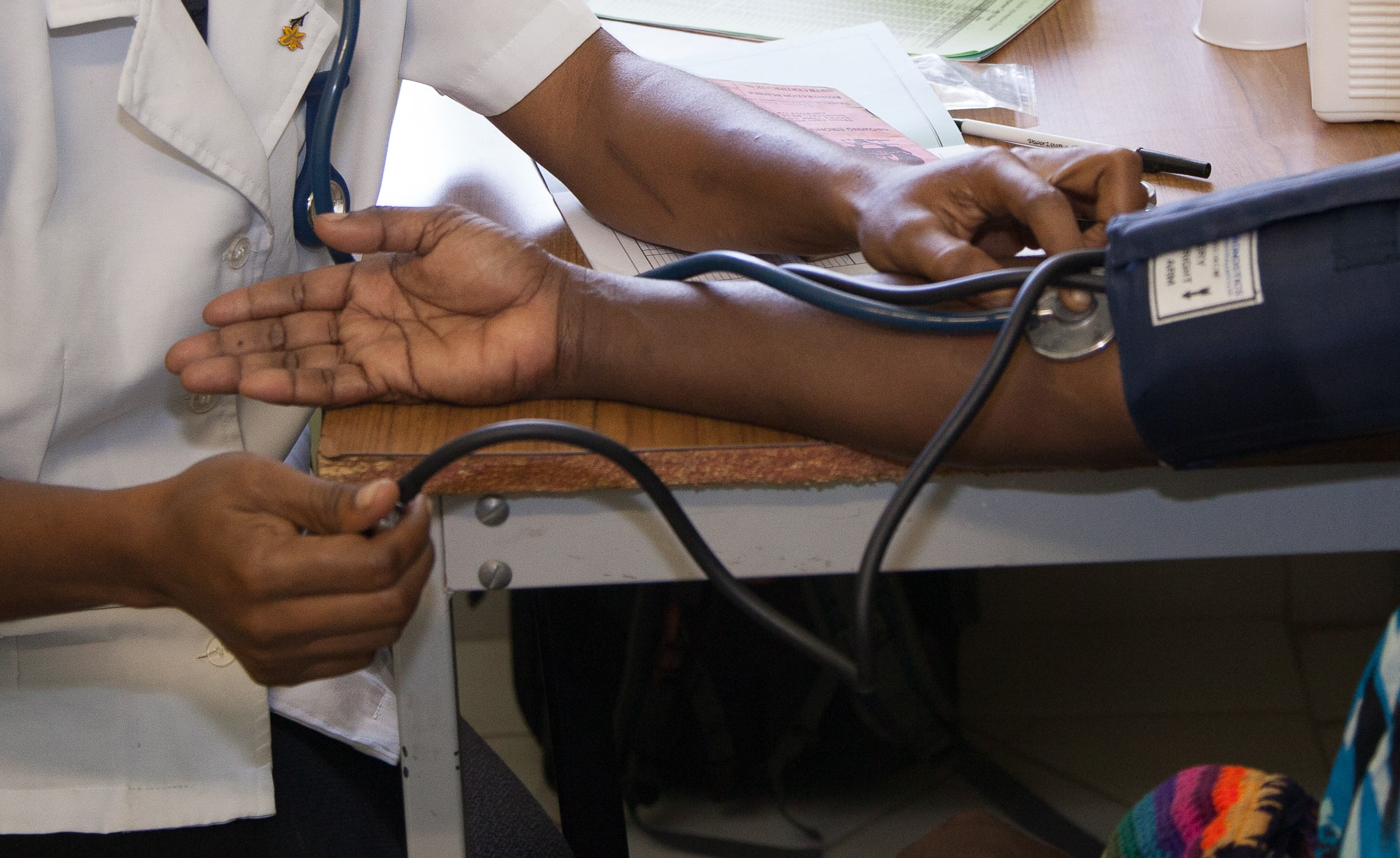 Rose (mother) and toddler in the treatment room at Susa Mama health clinic, Port Moresby General Hospital, PNG