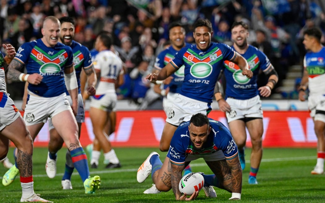 Addin Fonua-Blake of the Warriors scores a try against the Newcastle Knights