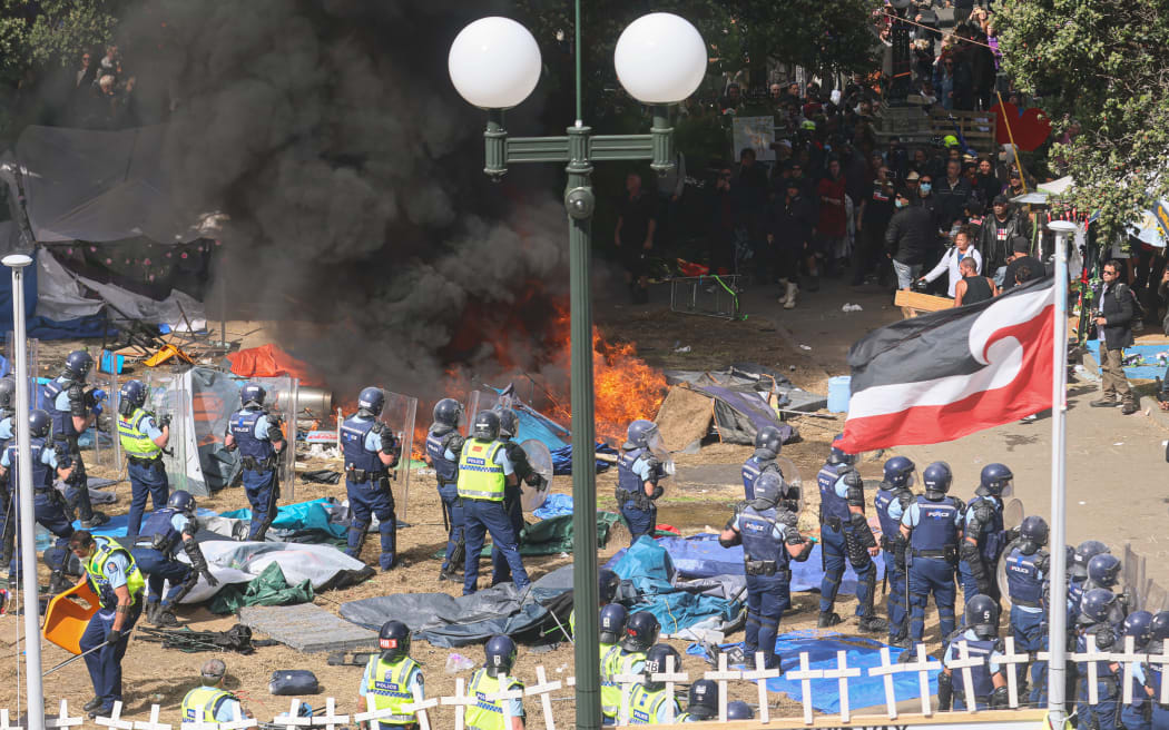 Both the Tino Rangatiratanga and the (united tribes) independence flag have been heavily used, arguably co-opted by anti-vaxx and anti-mandate protestors. Here it flies in the foreground of riot action and fires on Parliament's lawn.