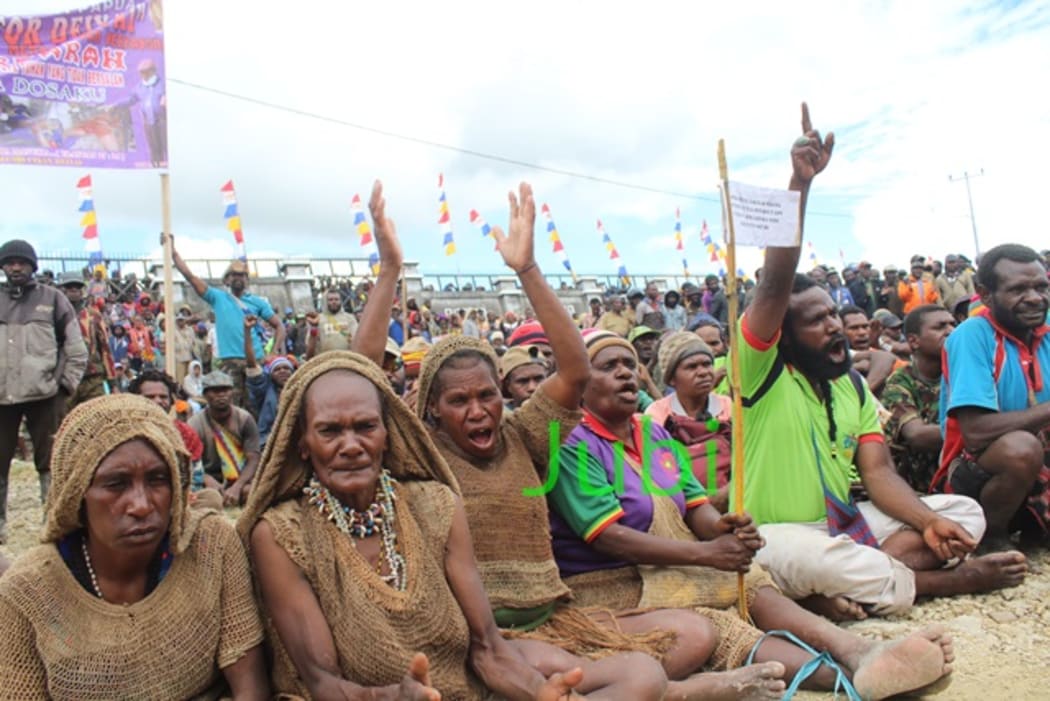 Thousands of people have held a rally in Deiyai