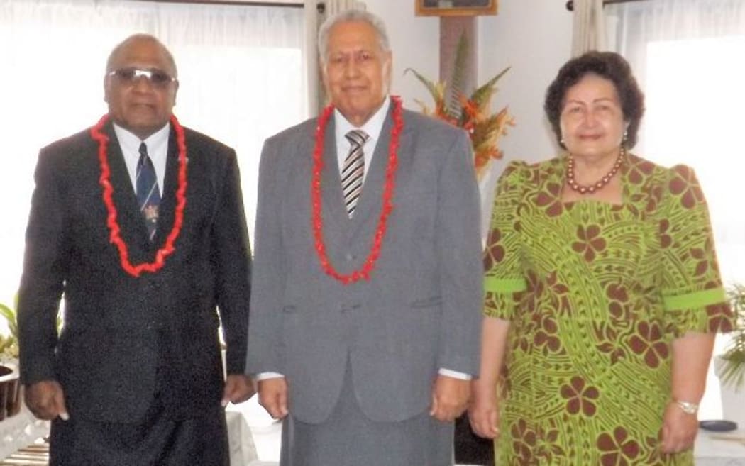 Ratu Seremaia Tuinausori Cavuilati (left) with His Highness the head of State of Samoa, Tuimaleali'ifano Va'aleto'a Sualauvi II and his Masiofo.