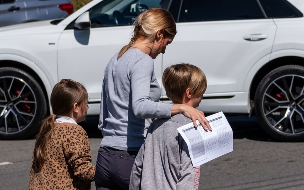NASHVILLE, TN - MARCH 27: A parent walks with their kids from Woodmont Baptist Church where children were reunited with their families after a mass shooting at The Covenant School on March 27, 2023 in Nashville, Tennessee. According to initial reports, three students and three adults were killed by the shooter, a 28-year-old woman. The shooter was killed by police responding to the scene.   Seth Herald/Getty Images/AFP (Photo by Seth Herald / GETTY IMAGES NORTH AMERICA / Getty Images via AFP)