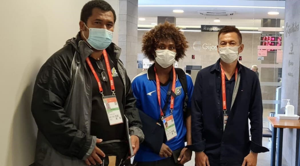 Kurukuru team doctor Alex Munamua, Raphael Lea'i and SIFF President William Lai at the hospital.