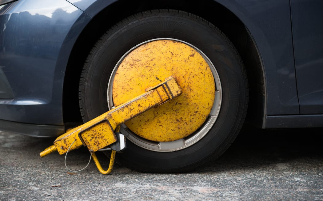 Car wheel blocked by wheel lock because illegal parking violation