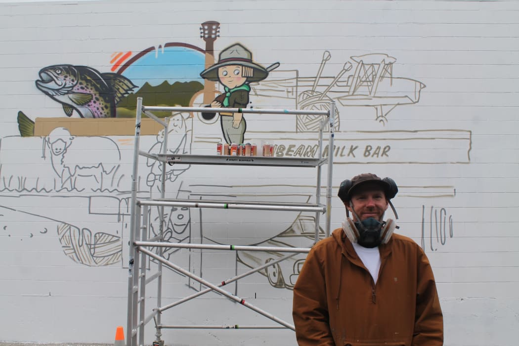 Before...artist Sean 
Duffell starts to fill in the 
outline of his Streets 
Alive street art mural last 
 Wednesday.