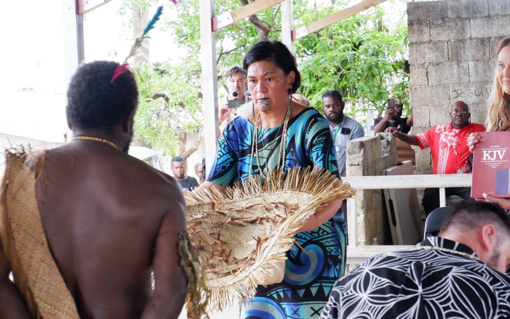Minister Nanaia Mahuta gives a gift to the village of Sisead Village in Port Vila.