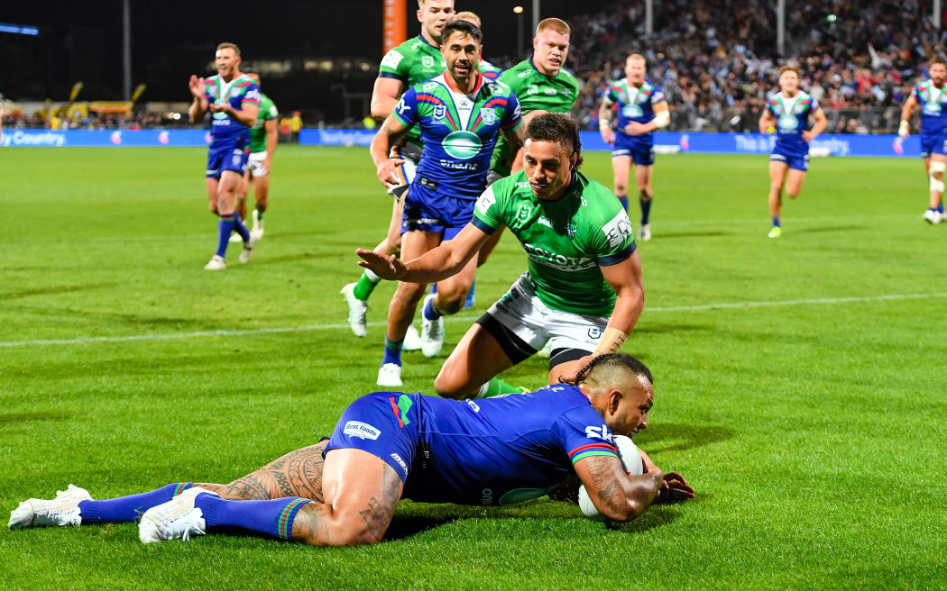 Addin Fonua-Blake scores the opening try.