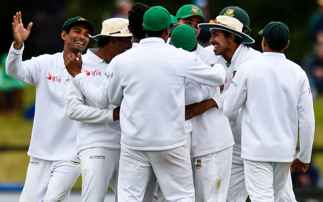 Bangladesh celebrate the wicket of de Grandhomme.