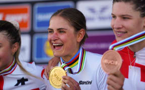 New Zealand mountain bike rider Sammie Maxwell won gold in the under-23 women's cross country at the cycling world championships in Scotland.
