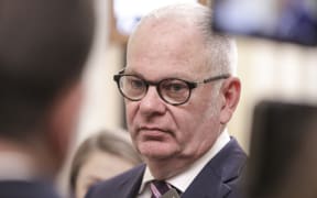 The State Services Commissioner, Peter Hughes, has given public service chief executives an extra week's annual leave to make up for the financial hit they have taken since losing their performance pay.
