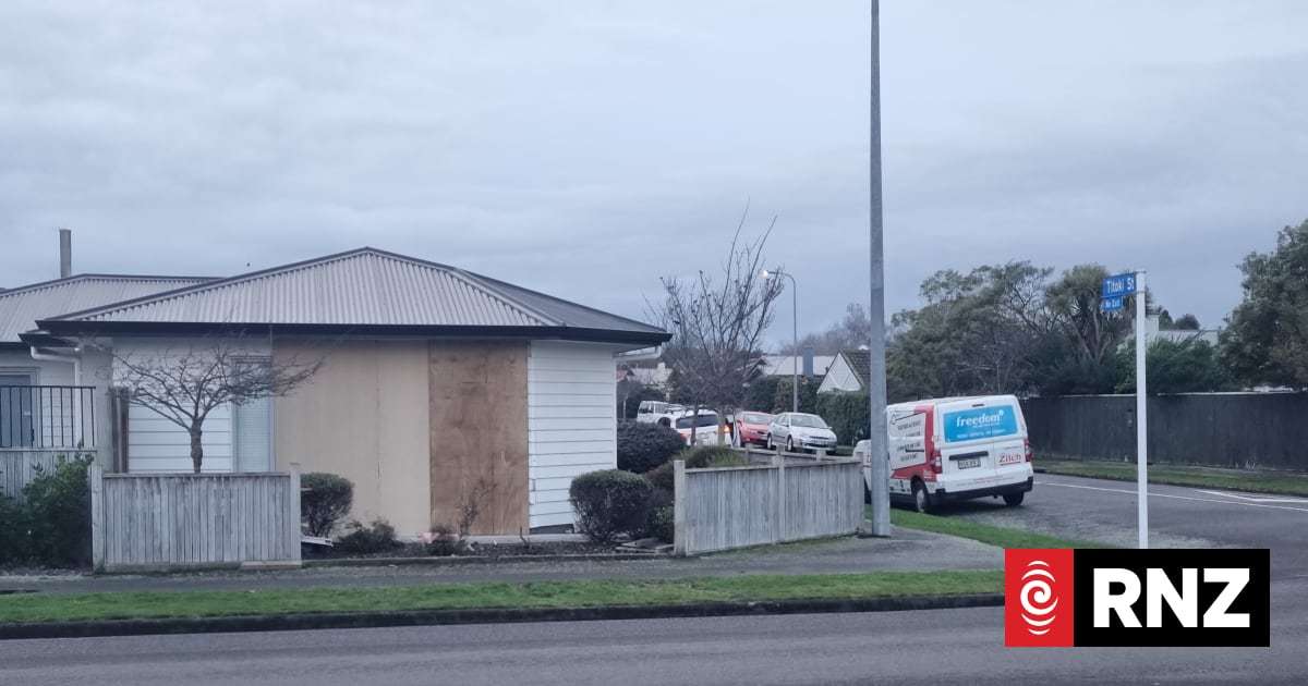 Driver seriously hurt as vehicle crashes into house | RNZ