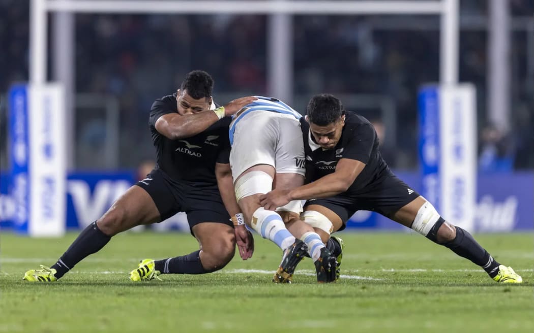 Tupou Vaa'i and Samisoni Taukei'aho on defence.