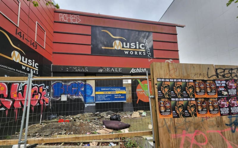 大型乐器店旧址如今只剩瓦砾，价值千万的市中心地块去向成谜 | RNZ