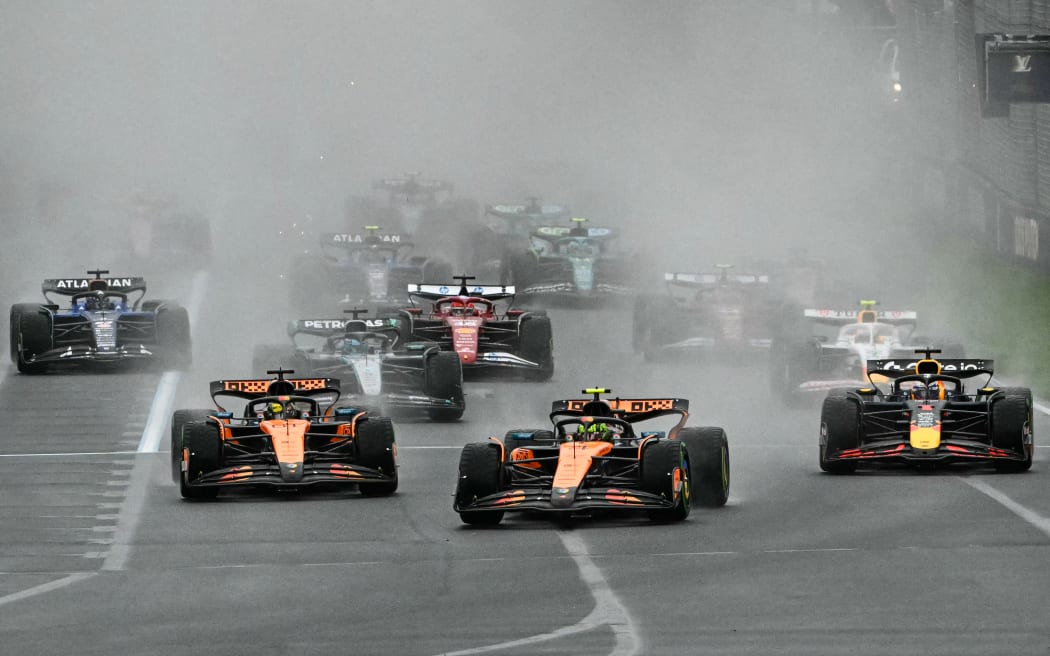 Drivers take the start during the Australian Formula One Grand Prix at Albert Park Circuit in Melbourne on March 16, 2025. (Photo by Saeed KHAN / AFP) / -- IMAGE RESTRICTED TO EDITORIAL USE - STRICTLY NO COMMERCIAL USE --