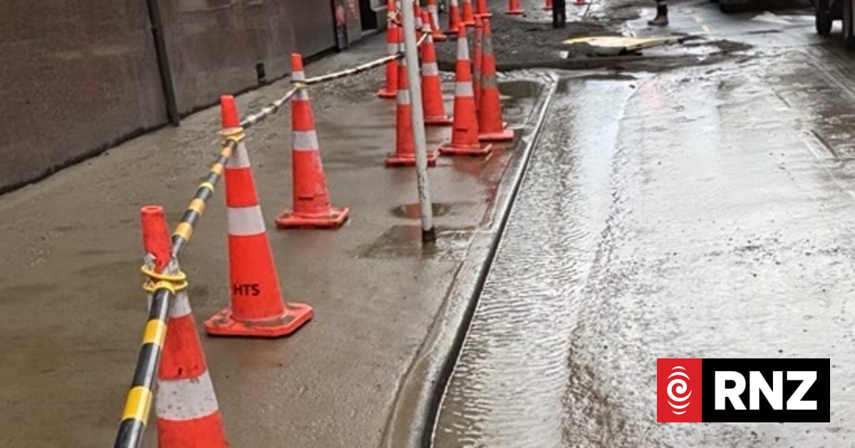 Car crashes, hundreds without water, after water main bursts