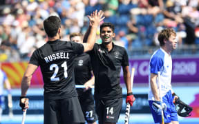 Kane Russell celebrates a goal with Jared Panchia.
New Zealand Black Sticks Men versus Scotland. Gold Coast Hockey Centre, 2018 Commonwealth Games, Gold Coast, Australia. Tuesday 10 April 2018. © Copyright photo: Andrew Cornaga / www.photosport.nz