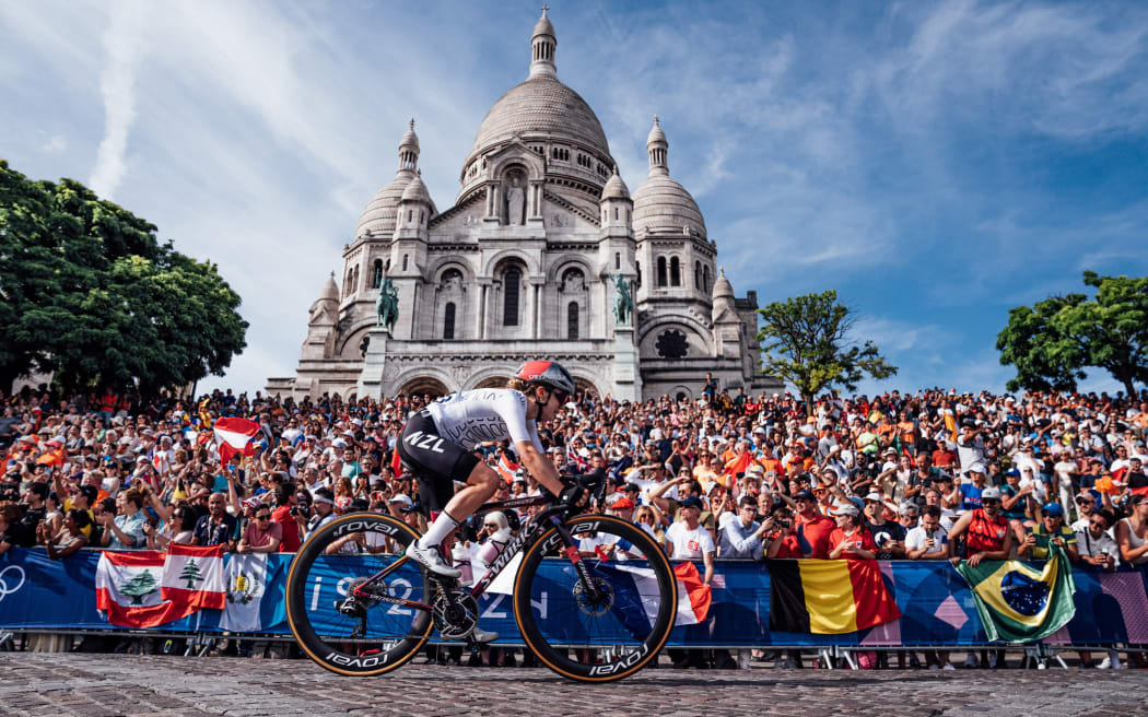 Niamh Fisher-Black climbs the Côte De La Butte Montmartre passing crowds outside Basilique du Sacré-Cœur de Montmartre during the 2024 Paris Olympics