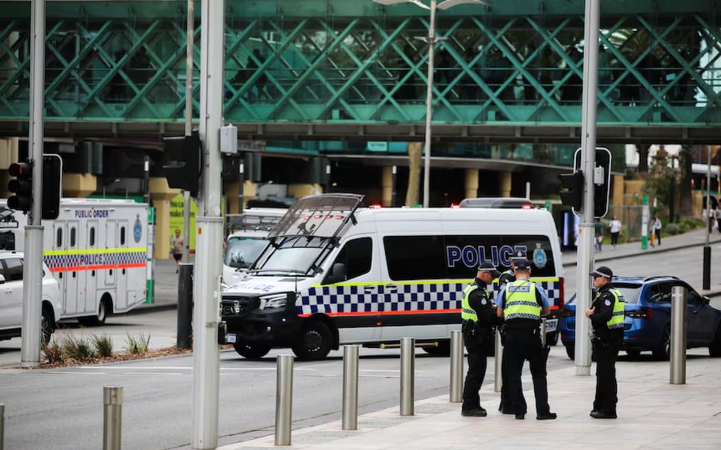 WA police moved people out of Forrest Place as the incident happened. (ABC News: Keane Bourke)