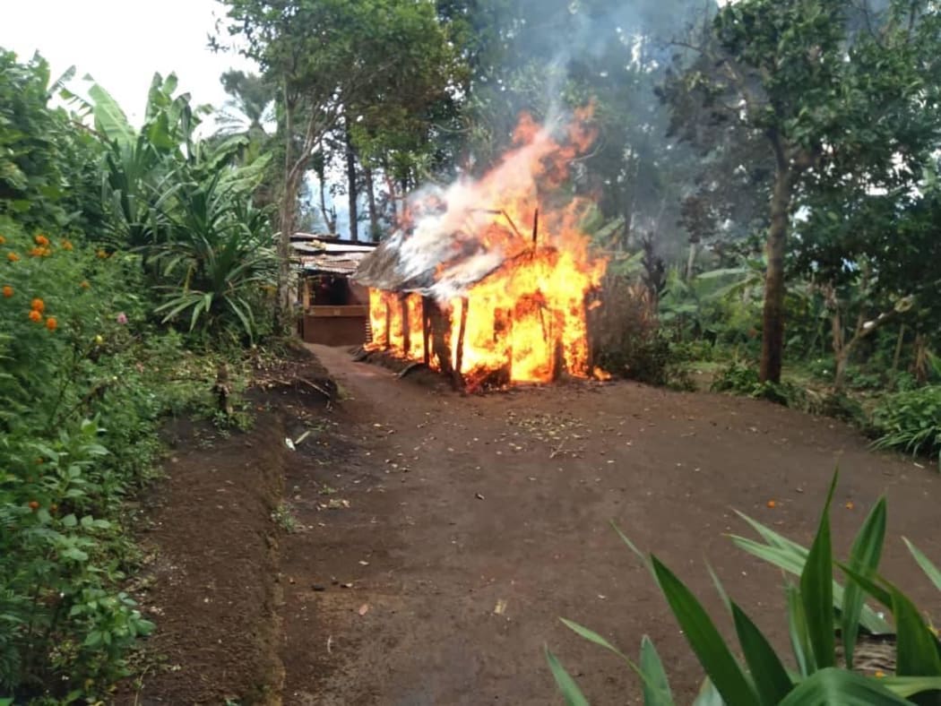 A number of homes have been destroyed in the days after a deadly tribal fight exploded in PNG's Eastern Highlands province, 8 April, 2021.