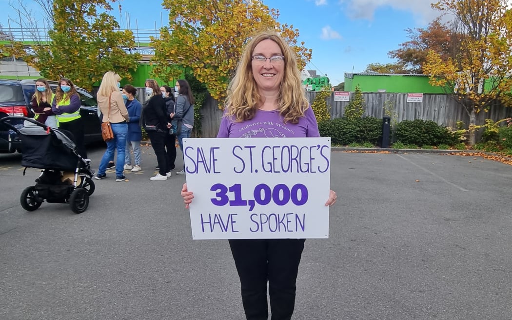 Sheena Ross from Rata Midwives, which organised the petition, told the crowd Christchurch women deserve more choices in maternity care.