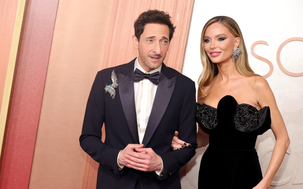 HOLLYWOOD, CALIFORNIA - MARCH 02: (L-R) Adrien Brody and Georgina Chapman attend the 97th Annual Oscars at Dolby Theatre on March 02, 2025 in Hollywood, California.   Savion Washington/Getty Images/AFP (Photo by Savion Washington / GETTY IMAGES NORTH AMERICA / Getty Images via AFP)