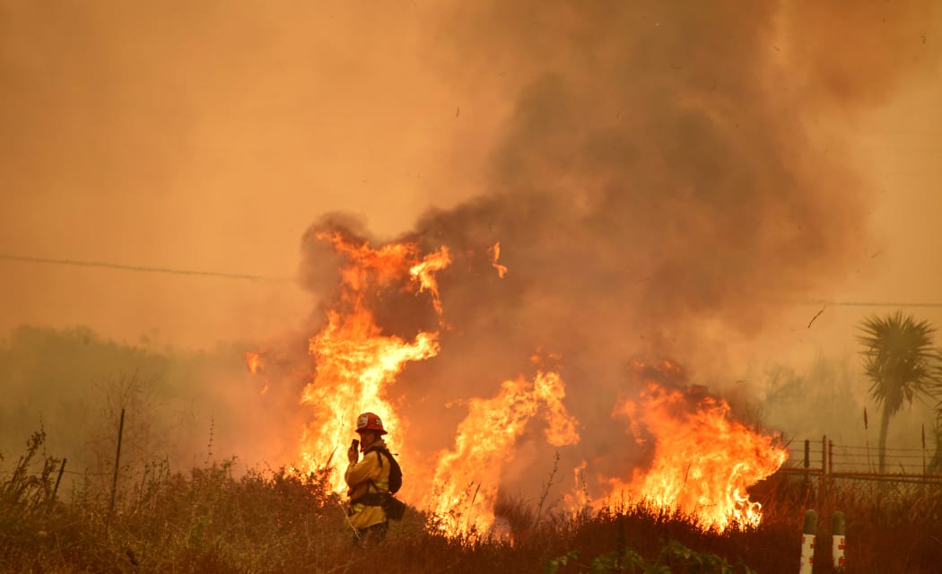Flames near the US 101 highway in Ventura County.