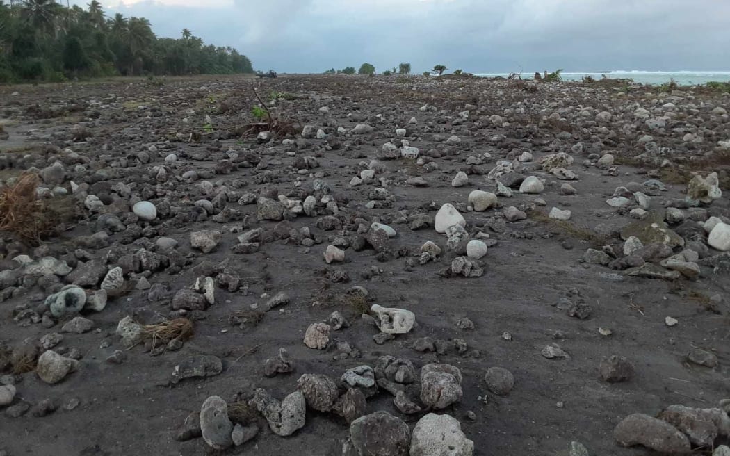 Marshall Islands Red Cross Society has deployed a team to Alinglaplap for an assessment.