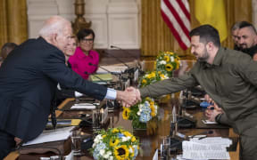 WASHINGTON, DC - SEPTEMBER 21: (L-R) U.S. President Joe Biden shakes hands with President of Ukraine Volodymyr Zelensky after a meeting in the East Room of the White House September 21, 2023 in Washington, DC.   Drew Angerer/Getty Images/AFP (Photo by Drew Angerer / GETTY IMAGES NORTH AMERICA / Getty Images via AFP)