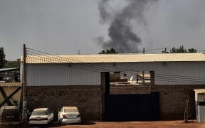 Smoke billows from a fire in a building in the centre of Khartoum on May 25, 2023. Fighting eased in Sudan, the second full day of a ceasefire that has allowed beleaguered civilians to venture out, even as they await safe aid corridors and escape routes. (Photo by AFP)