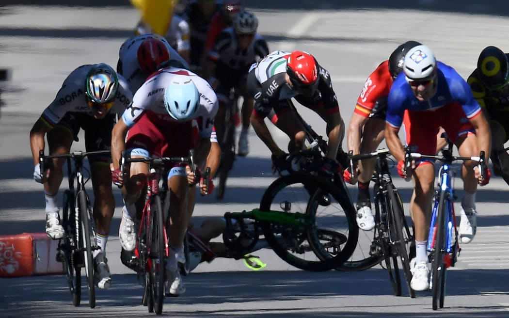Mark Cavendish crashes on Tour de France.