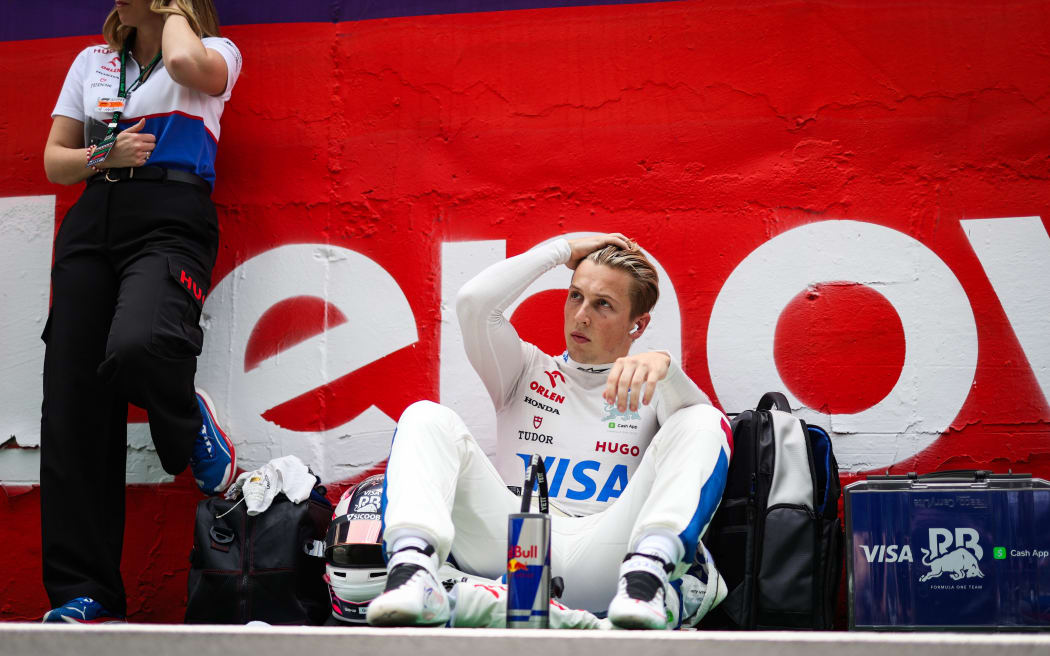 New Zealand driver Liam Lawson takes a quick break. Brazil GP, 2024.